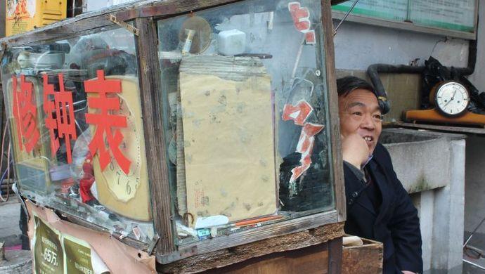 人在上海 | 一位钟表师傅与一座公交车站的30年