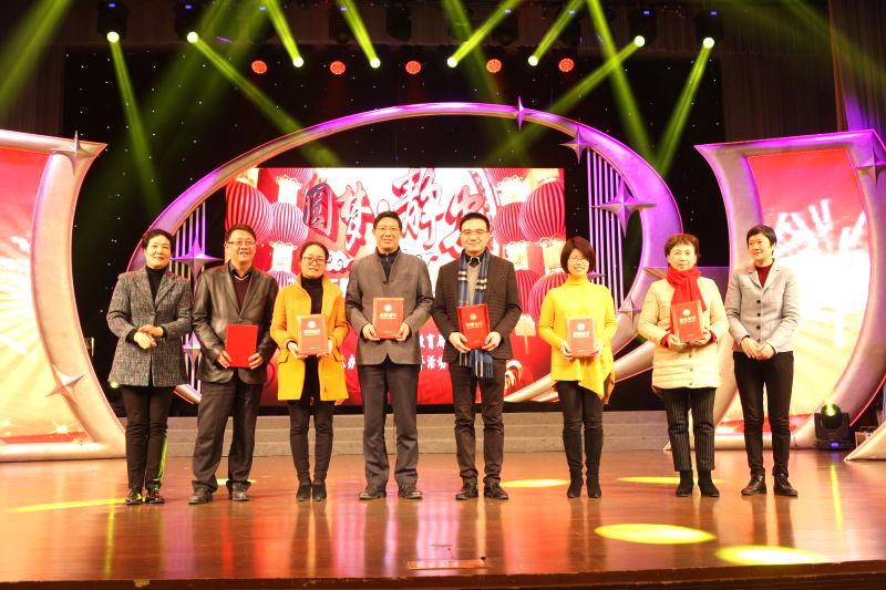 少年鼓手卖力挥棒,十岁姑娘要当女英雄-专题