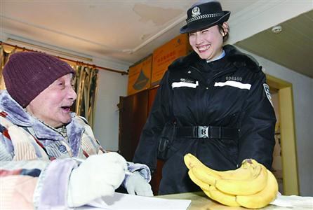 她就是静安公安分局大宁路派出所80后民警吴晓兰.