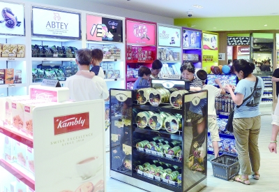 市内最大免税店试营业 超大客流逼得店家动用