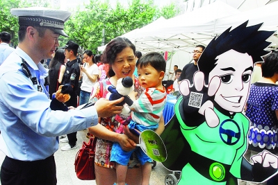 上海昨日开展交通安全主题宣传活动 零违法司