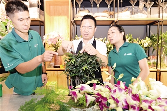 醉心插花事业20载，朱道义不断学习、精益求精
