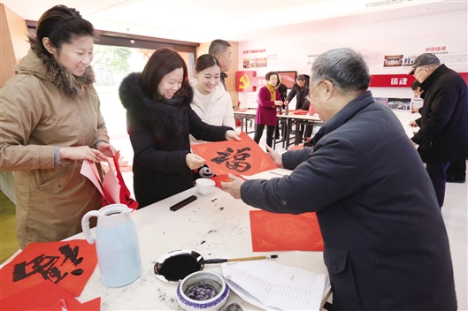 图为送春联进园区活动受到市北园区白领的欢迎 记者 余儒文 摄