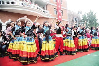 静安区第一中心小学精彩游园会演绎最炫民族风