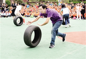 彭浦实验小学阳光体育融人文艺术与科学为一体