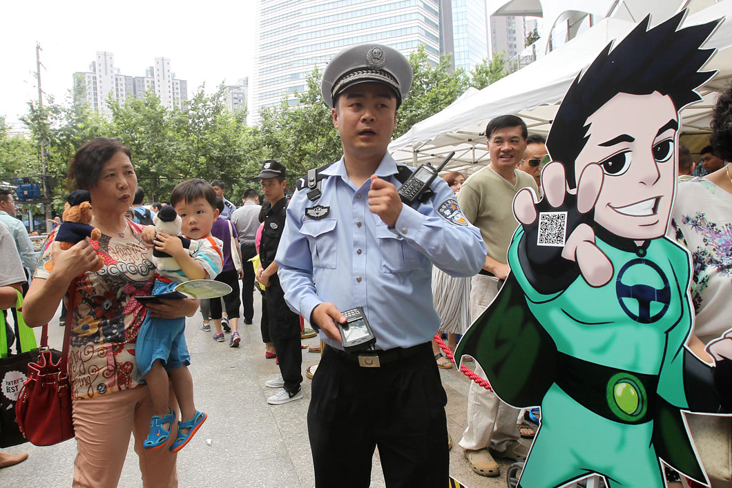 这个街道交通整治出奇招:无违法记录司机可免