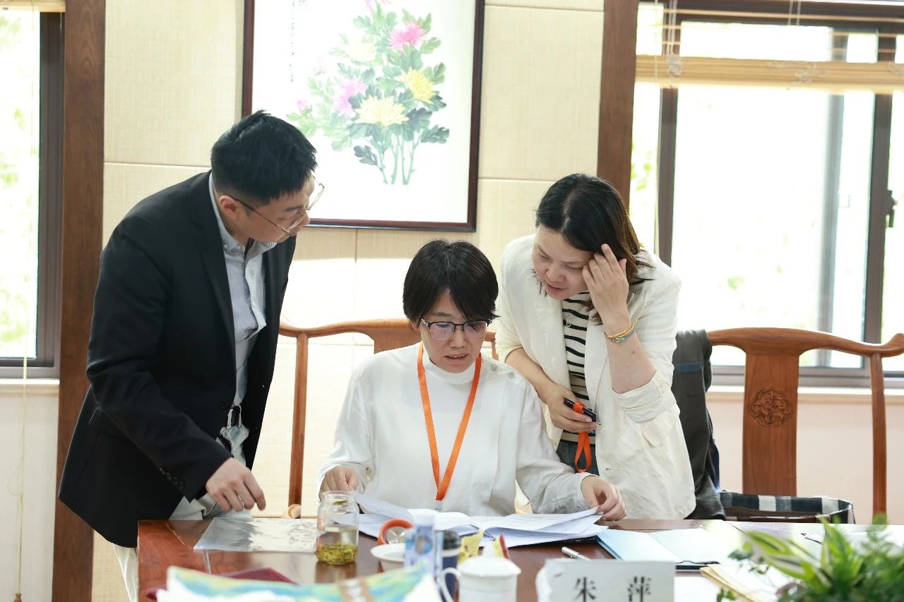 专家查阅资料.jpg