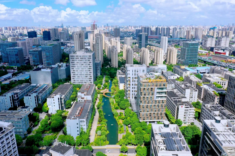 发挥市北高新园区、上大科技园等“海聚英才”创新创业示范基地引领作用，为人才提供项目孵化、创业发展等“管家式”全周期服务