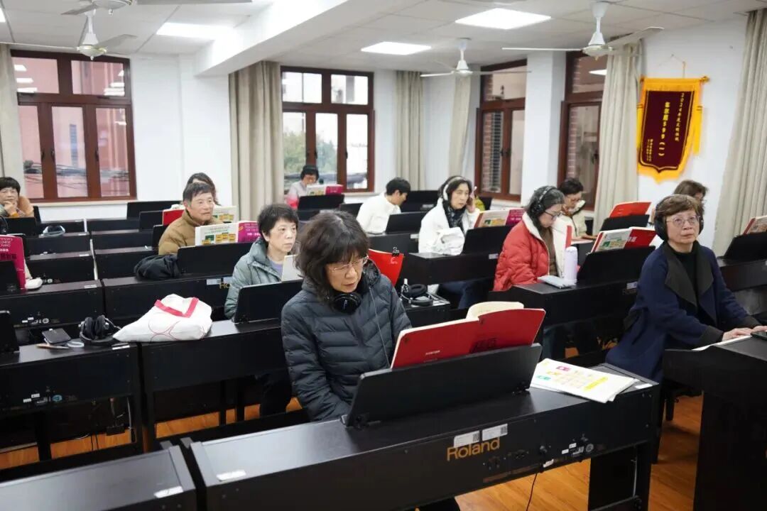 静安两所老年大学上新,开放300个班级、6000个学额,邀银发族来“上好学” 静安两所老年大学上新,开放300个班级、6000个学额,邀银发族来“上好学”