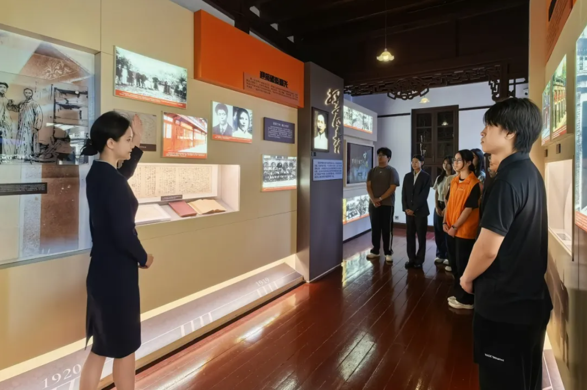 诵读诗词、敬献鲜花、读书分享，今天我们纪念毛泽东同志逝世50周年