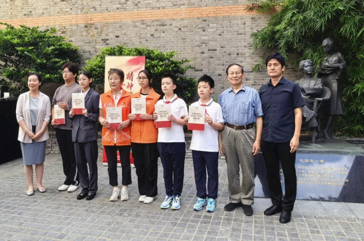诵读诗词、敬献鲜花、读书分享，今天我们纪念毛泽东同志逝世50周年