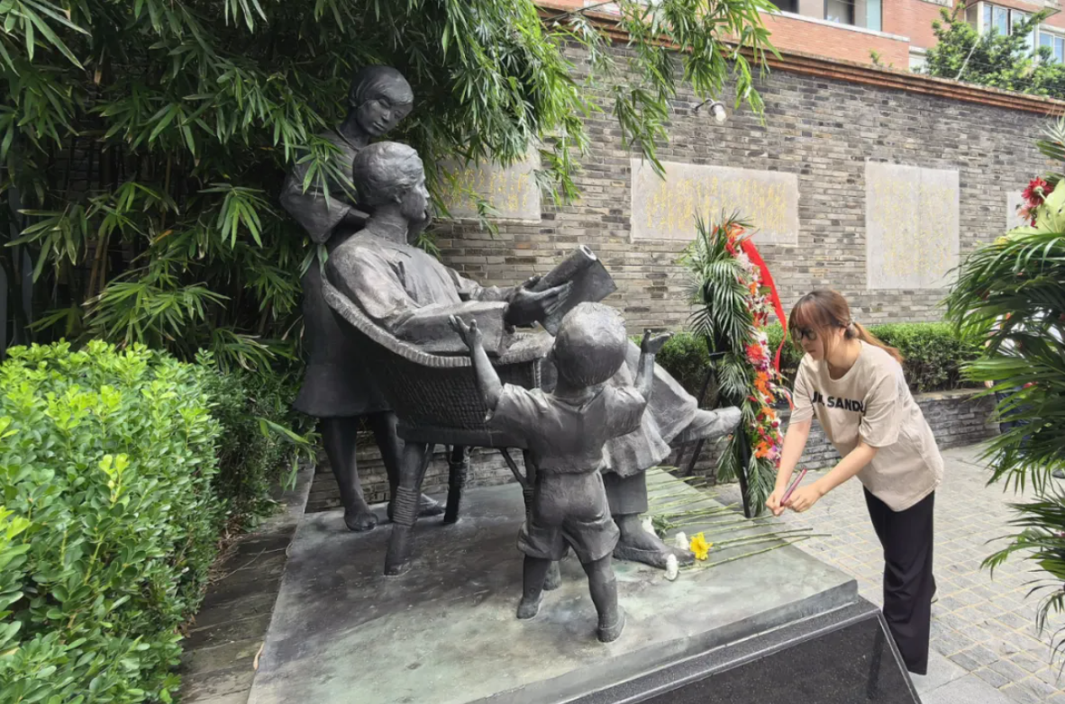 诵读诗词、敬献鲜花、读书分享,今天我们纪念毛泽东同志逝世50周年 诵读诗词、敬献鲜花、读书分享,今天我们纪念毛泽东同志逝世50周年