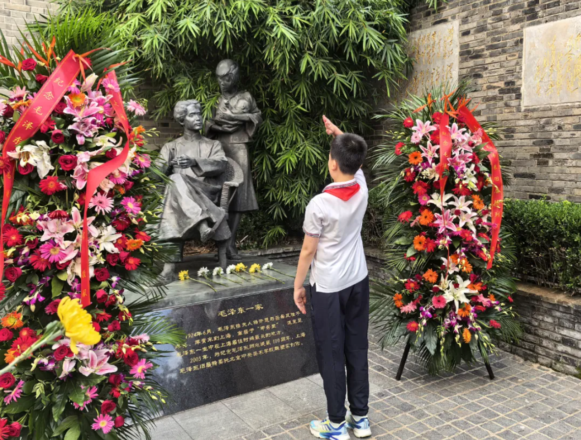 诵读诗词、敬献鲜花、读书分享，今天我们纪念毛泽东同志逝世50周年