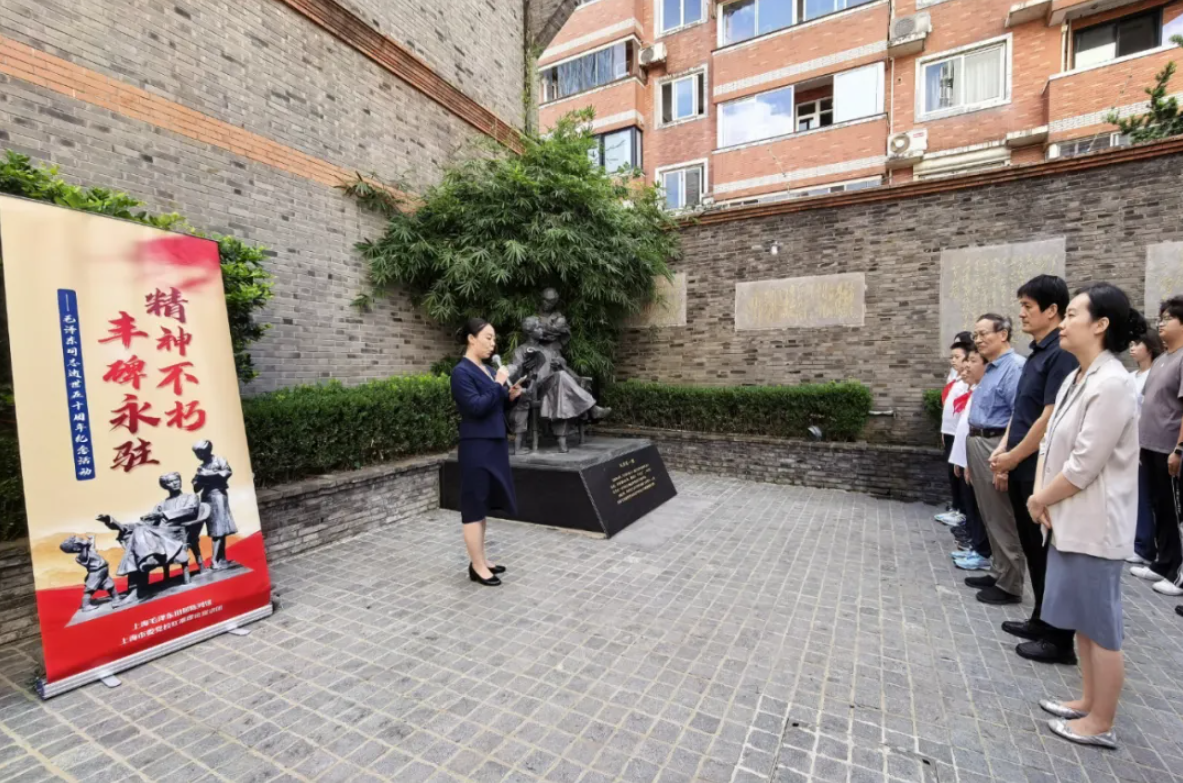 诵读诗词、敬献鲜花、读书分享,今天我们纪念毛泽东同志逝世50周年 诵读诗词、敬献鲜花、读书分享,今天我们纪念毛泽东同志逝世50周年