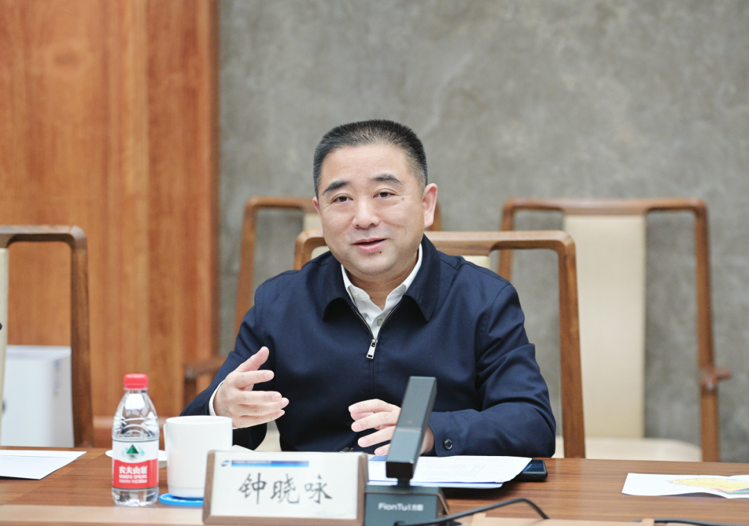 区委书记钟晓咏走访调研中国铁路上海局集团有限公司