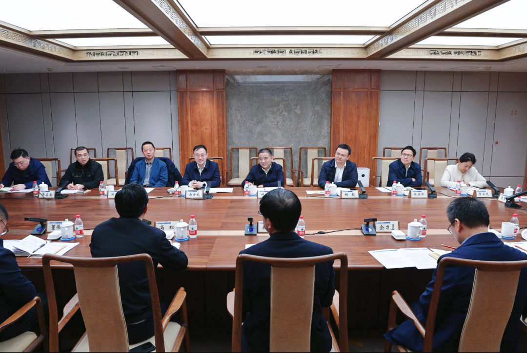区委书记钟晓咏走访调研中国铁路上海局集团有限公司