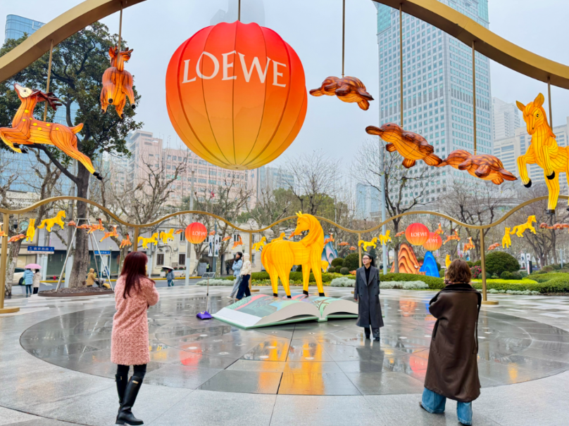 南京西路“太会了”!LOEWE罗意威“盏盏新年”限时装置演绎中式美学 南京西路“太会了”!LOEWE罗意威“盏盏新年”限时装置演绎中式美学