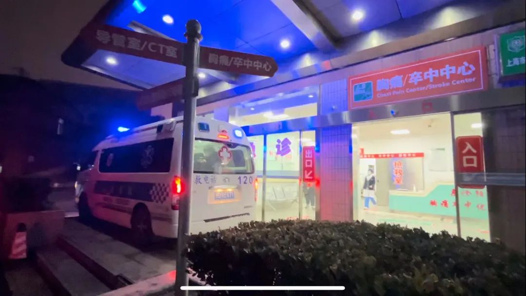 每分每秒都是全力以赴——急诊科里的“春节不归人”丨新春走基层