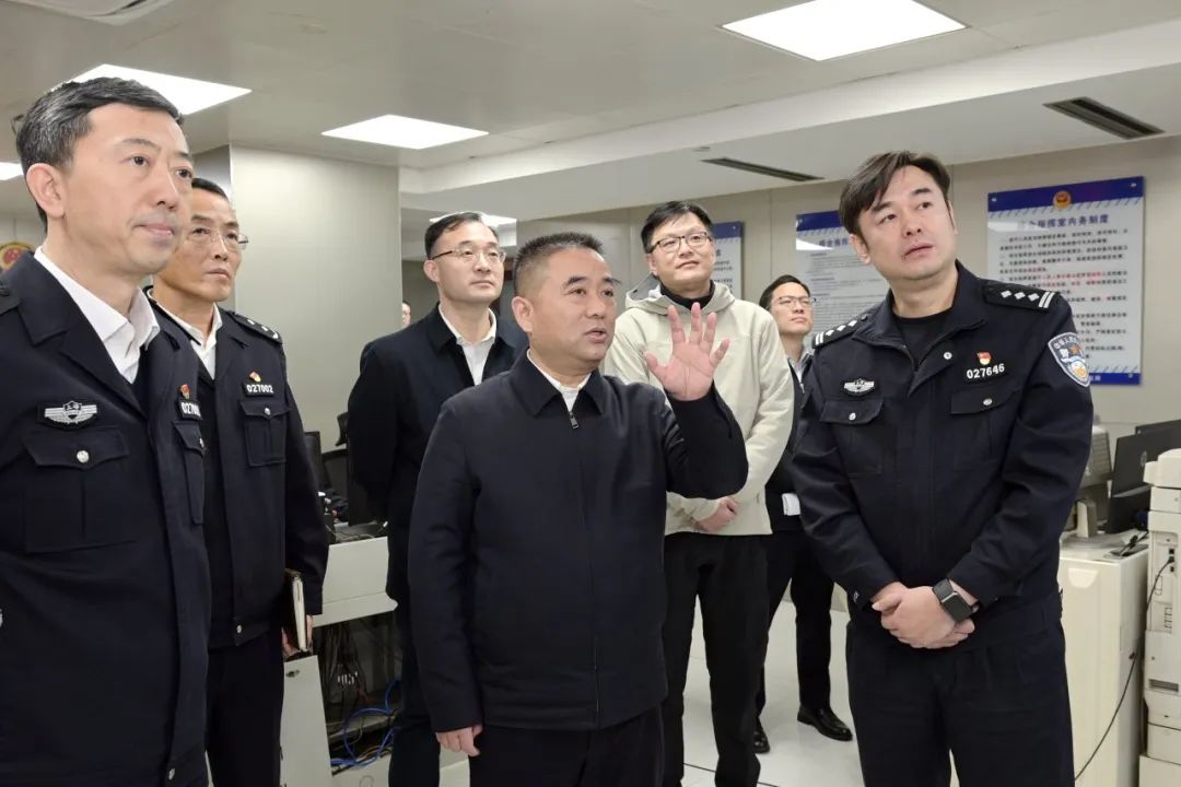 区委书记钟晓咏带队开展节前安全检查并慰问基层一线人员