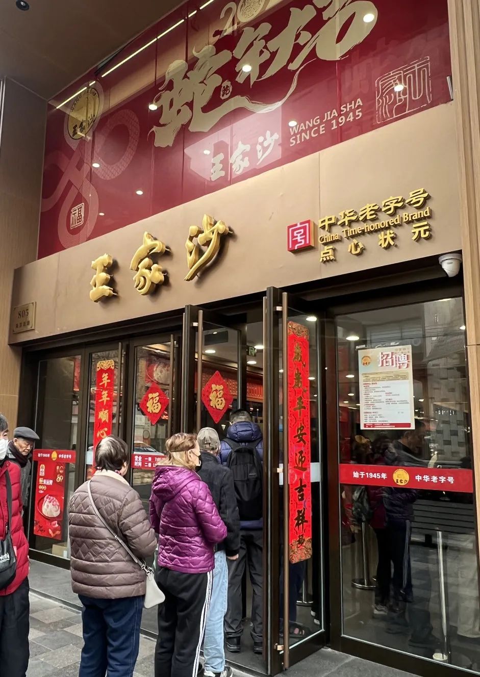 从咖啡拉花到“年糕蛋糕”，外国博主逛吃南京西路实录