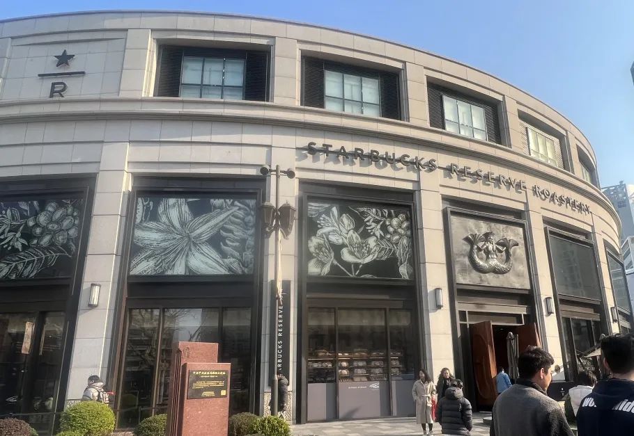 从咖啡拉花到“年糕蛋糕”，外国博主逛吃南京西路实录