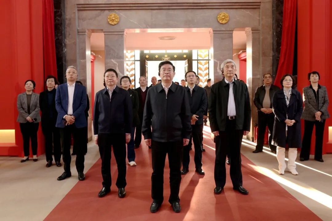 区委中心组参观“人民的城市——上海打造人民城市最佳实践地”主题展