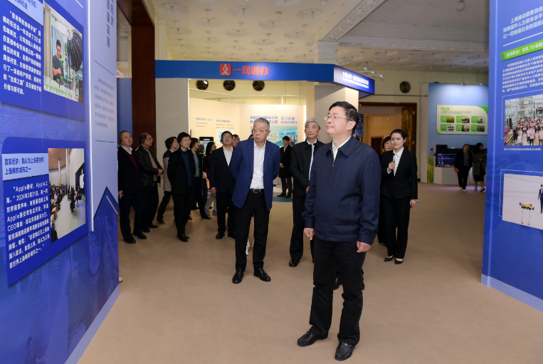区委中心组参观“人民的城市——上海打造人民城市最佳实践地”主题展