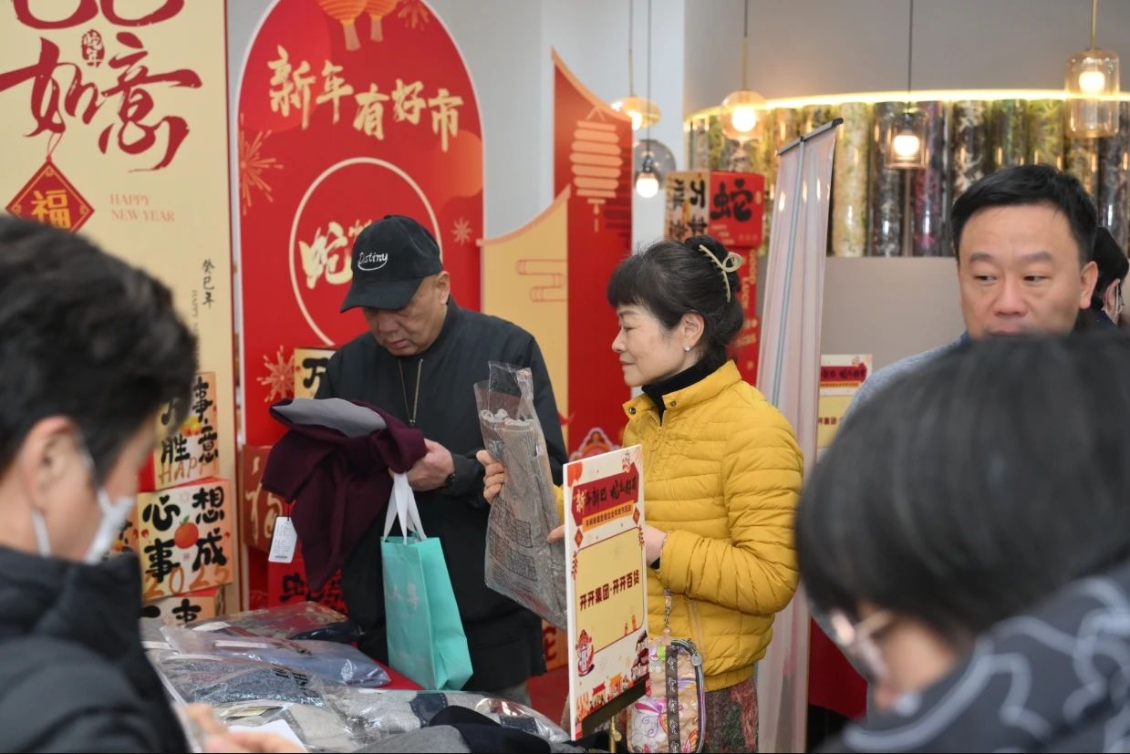 居民在年货节摊位前挑选心仪好物