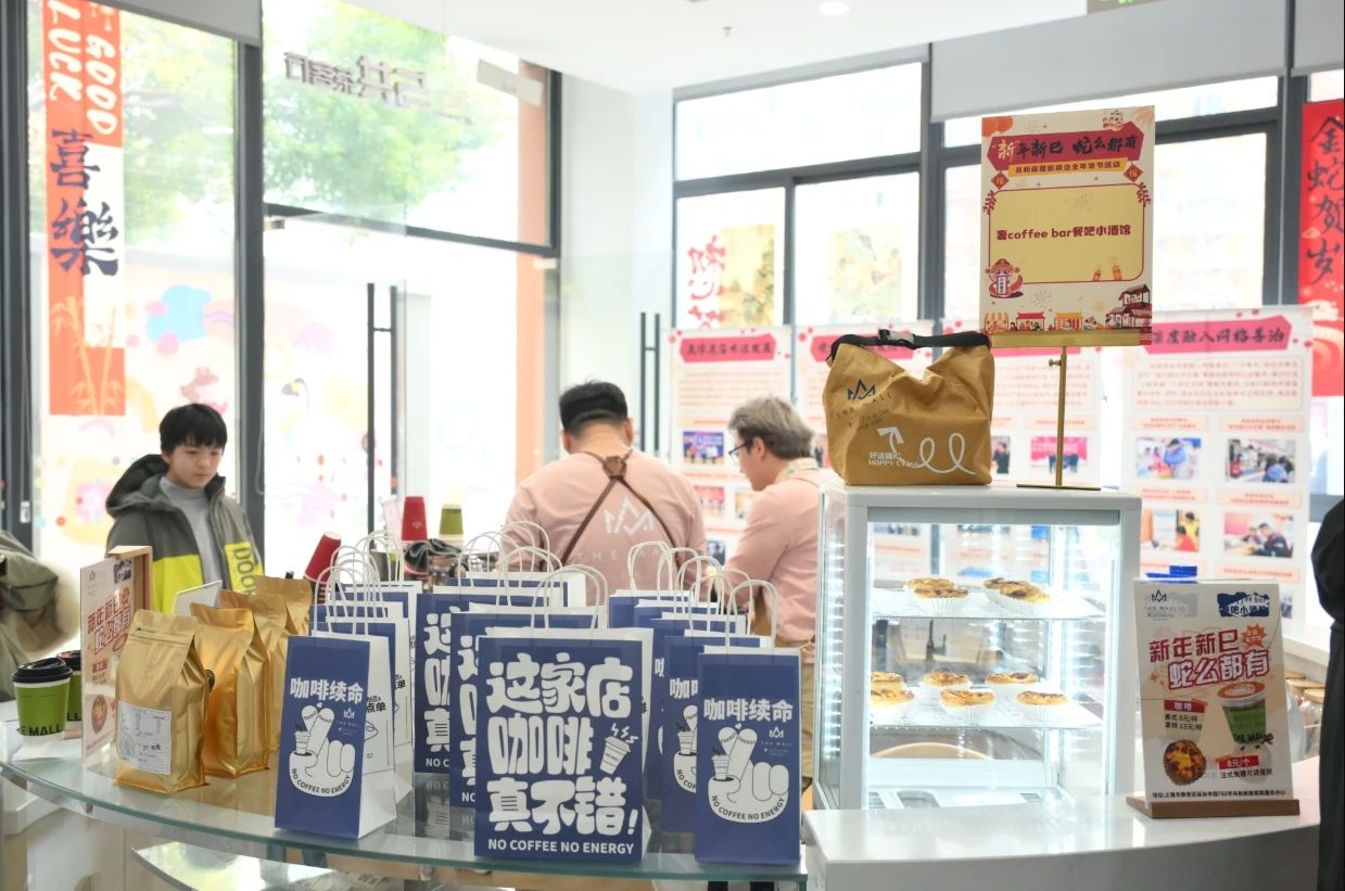 居民于咖啡摊位前进行选购