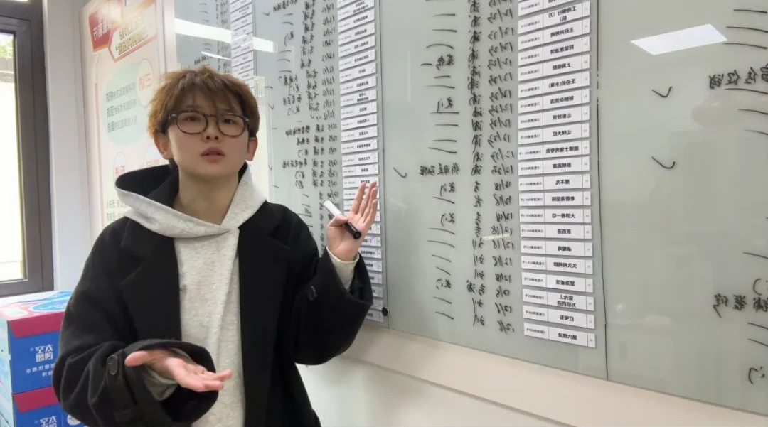 “90后”“小卷毛”书记来啦！居民：靠谱吗？搞时尚的？→热心肠！雷厉风行！｜我在街区当书记