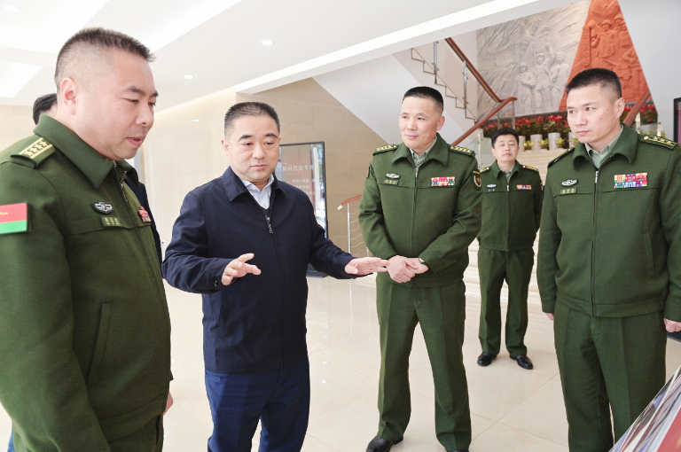 区委书记钟晓咏调研区人武部 区委书记钟晓咏调研区人武部