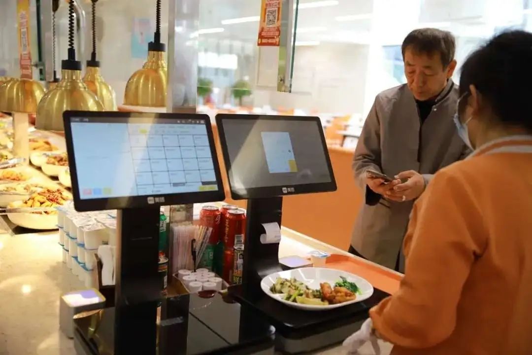 如何让社区长者食堂长久“飘香”？静安的TA们在不停探索……丨静邻·民生