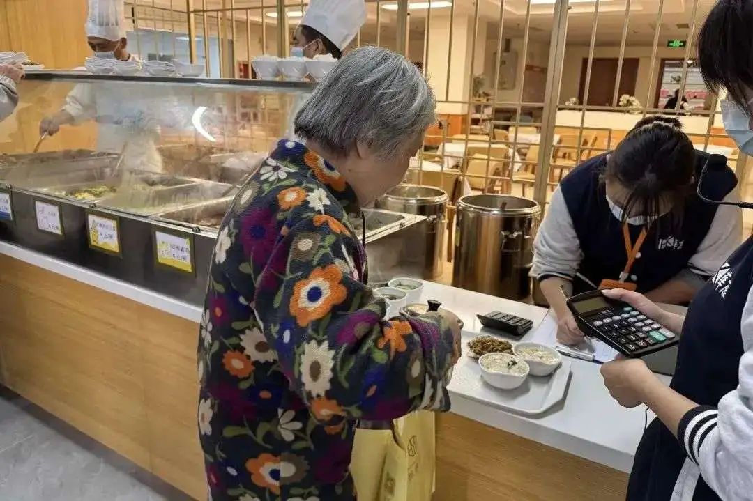 如何让社区长者食堂长久“飘香”？静安的TA们在不停探索……丨静邻·民生