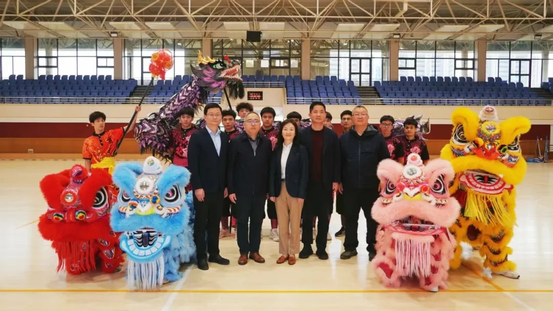 静安区副区长龙婉丽调研上海市育才中学