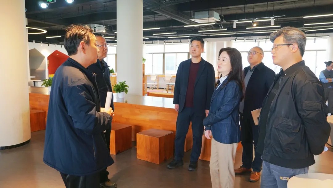 静安区副区长龙婉丽调研上海市育才中学