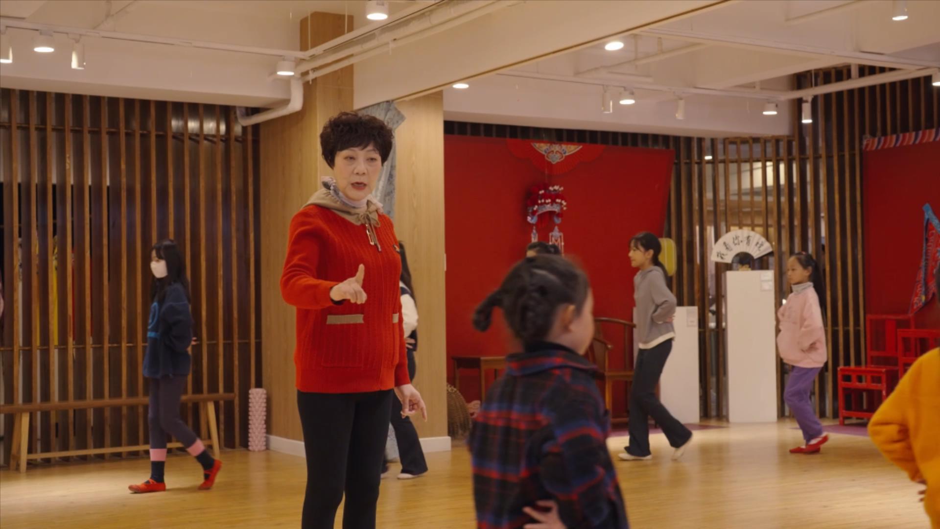 她说，要让孩子们爱上京剧艺术丨北站街道“初心讲台”榜样人物