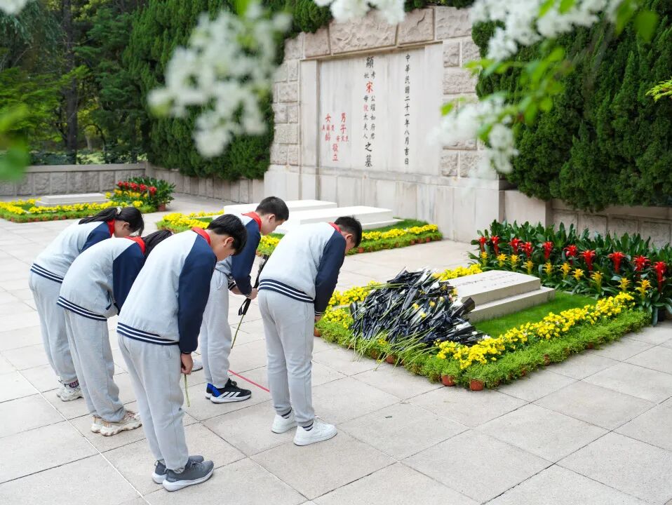 缅怀英烈守初心 赓续血脉担使命 | 静安区各校开展“清明祭英烈”活动 缅怀英烈守初心 赓续血脉担使命 | 静安区各校开展“清明祭英烈”活动