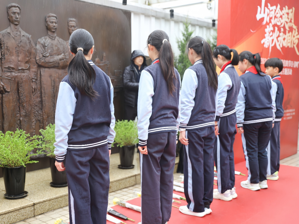 缅怀英烈守初心 赓续血脉担使命 | 静安区各校开展“清明祭英烈”活动 缅怀英烈守初心 赓续血脉担使命 | 静安区各校开展“清明祭英烈”活动