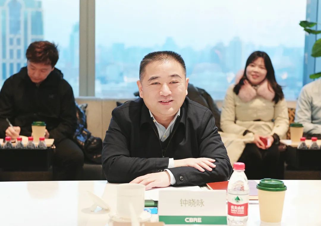 区委书记钟晓咏走访调研世邦魏理仕（上海）商业地产顾问有限公司