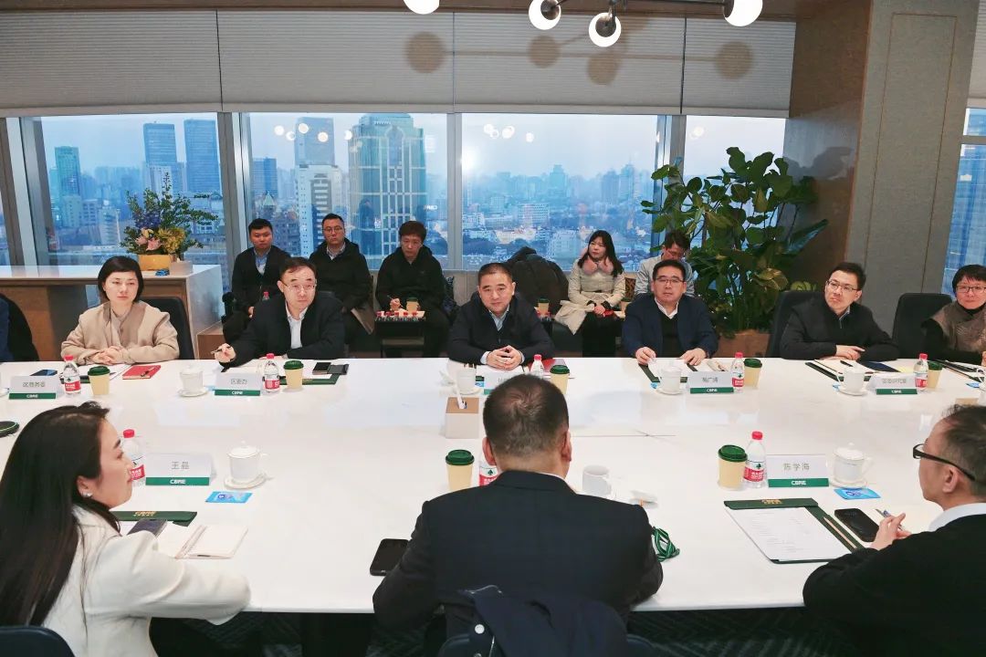 区委书记钟晓咏走访调研世邦魏理仕（上海）商业地产顾问有限公司