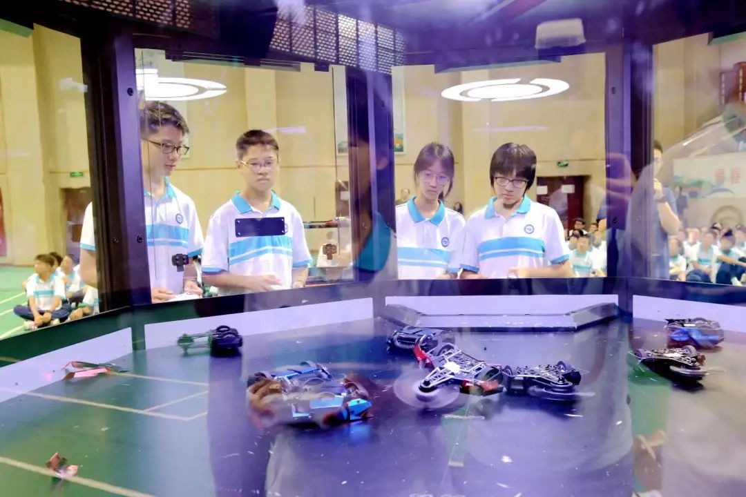 哈工大老师驻校、奥运冠军“开学寄语”……静安学子迎来新学年“开学第一课”