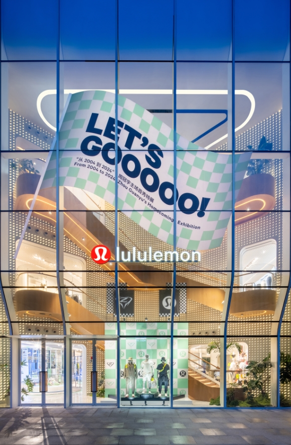 “从2004到2024”周冠宇主场首秀特展登陆lululemon静安嘉里中心门店