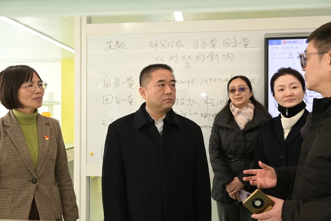区领导检查学校开学工作