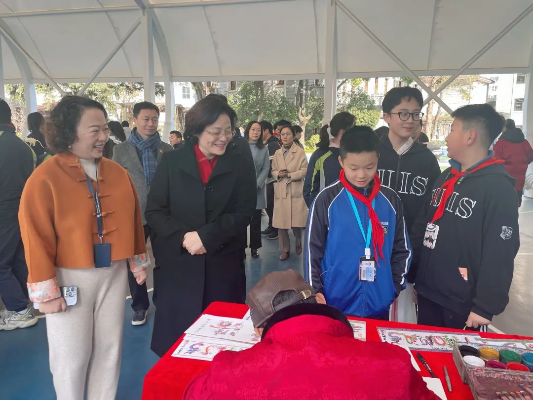 区领导检查学校开学工作
