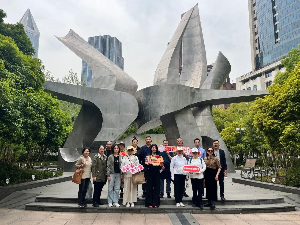 行走人民城市，致敬工运百年——共和新路街道开展红色工运Citywalk活动