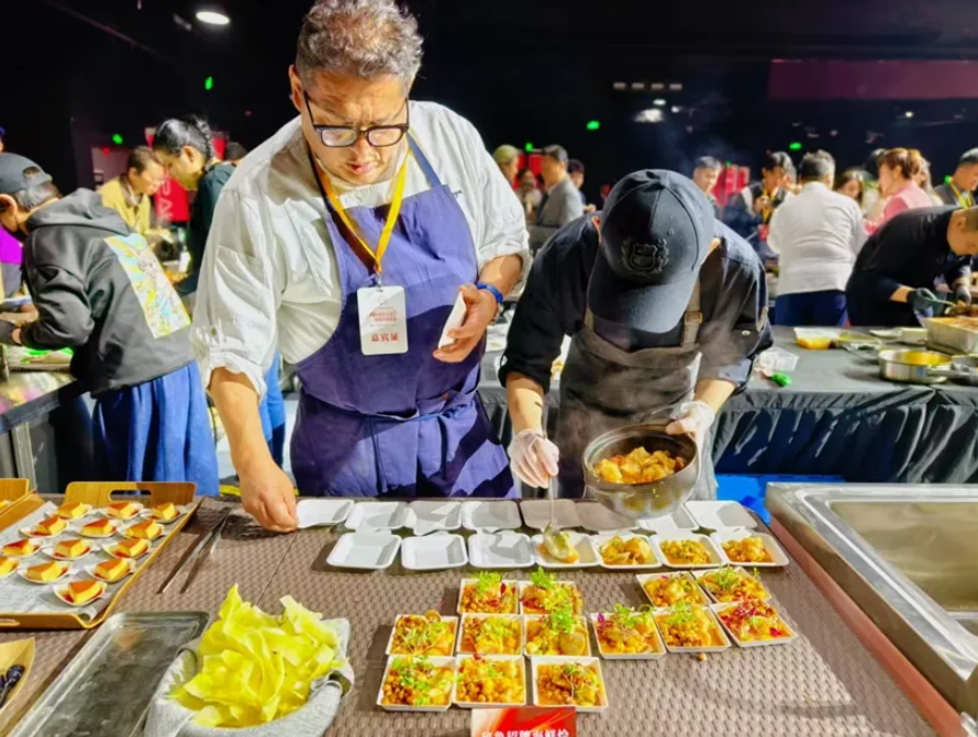 320万客流挤爆三大商圈，销售合计增幅高达44.3%……静安这个“五一”为何如此吸睛、人旺！