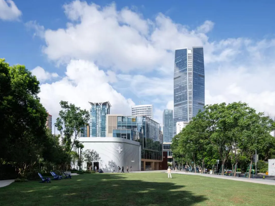 静安500米永源路走红海外网络！老外拉着行李箱组团扫货，各国网红来打卡