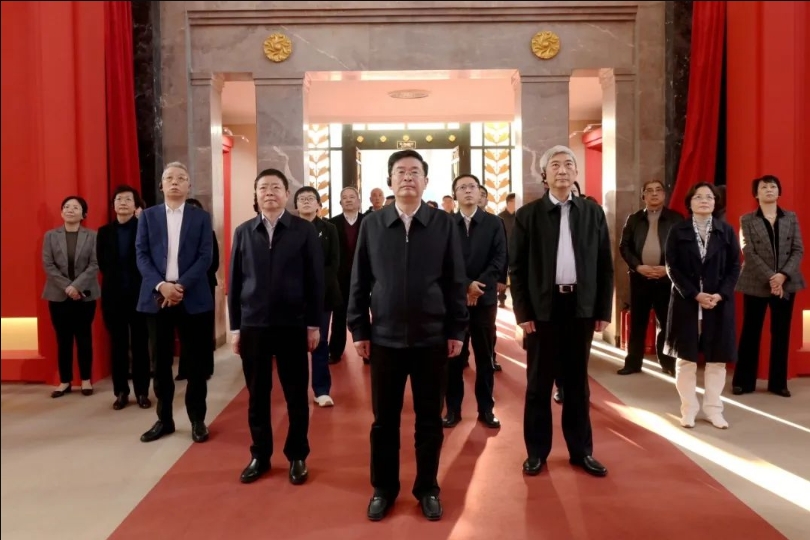 区委中心组参观“人民的城市——上海打造人民城市最佳实践地”主题展