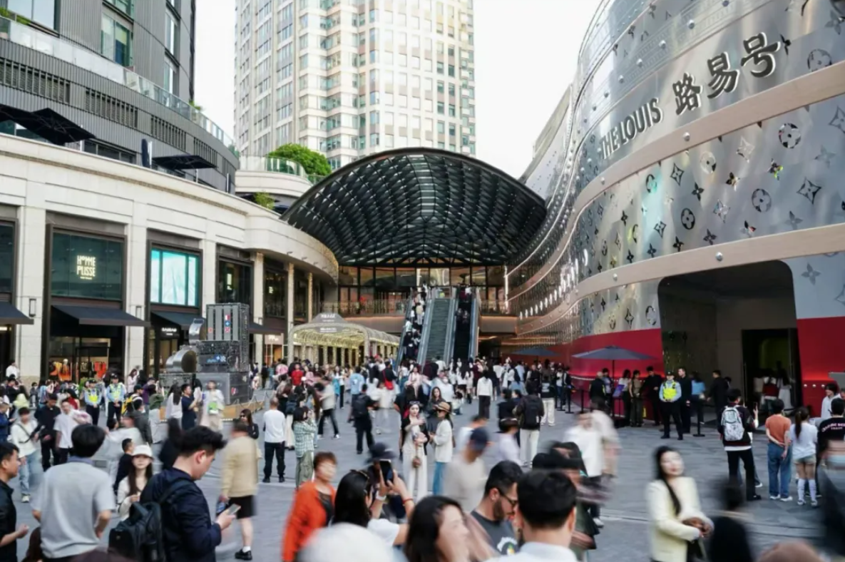 320万客流挤爆三大商圈，销售合计增幅高达44.3%……静安这个“五一”为何如此吸睛、人旺！