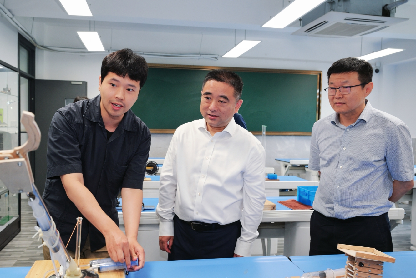 区委书记钟晓咏调研市北初级中学